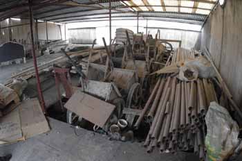 居民樓屋頂變身建材倉庫，安全隱患亟待重視